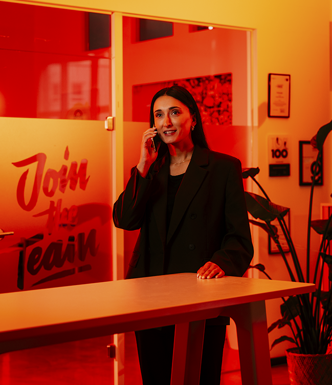 starmate's Sales Managerin Seda am Telefon